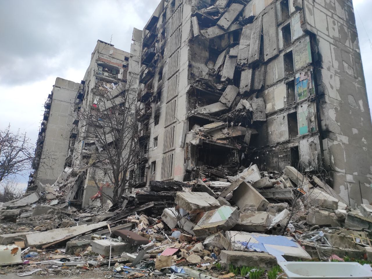 зруйнований будинок 