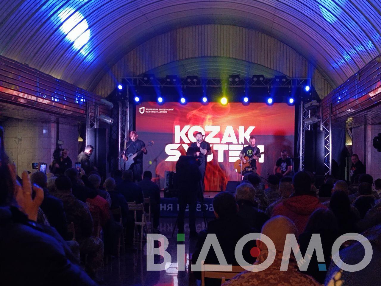 Поздравляли защитников и защитниц