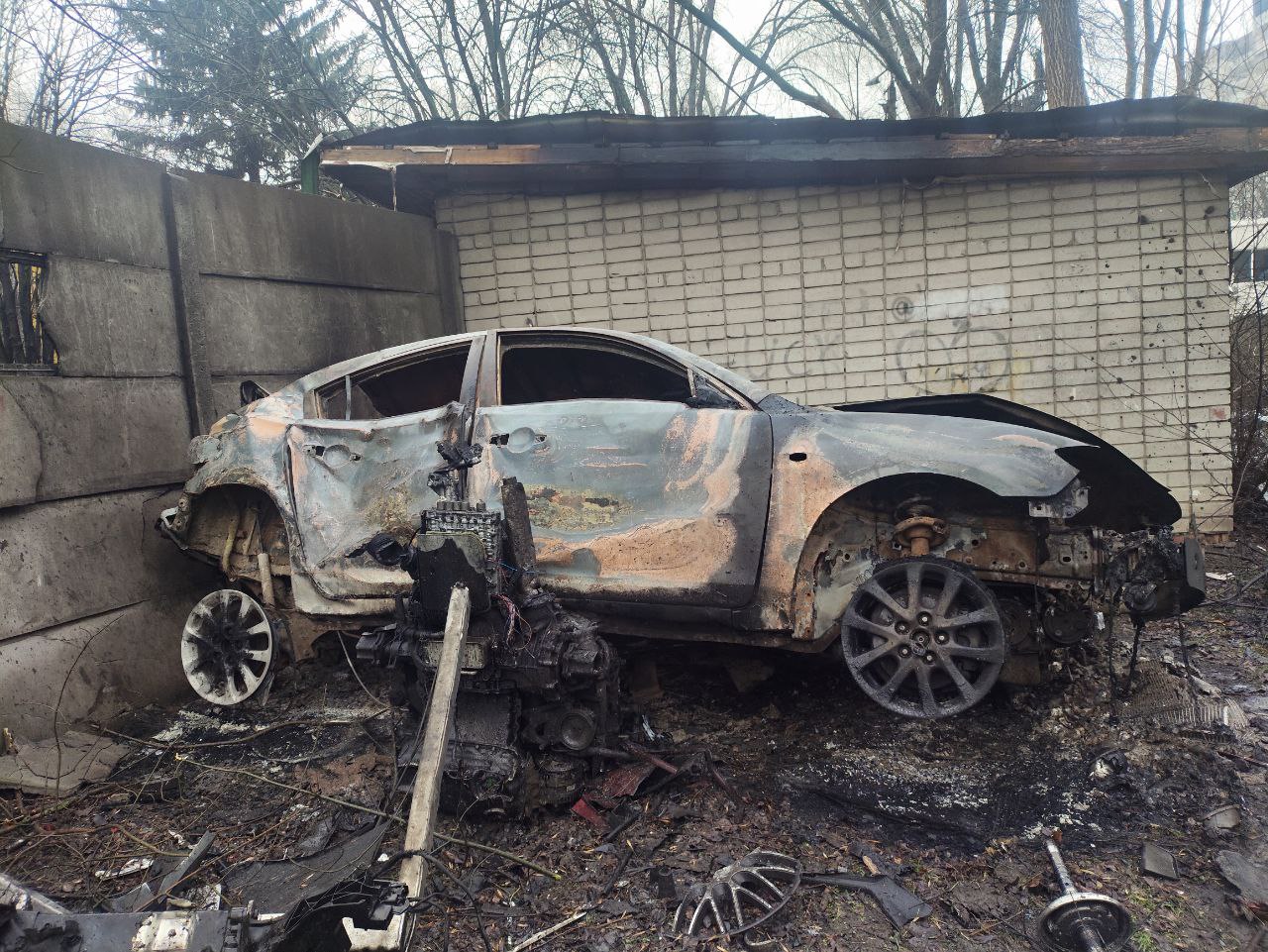 поврежденный взрывом автомобиль