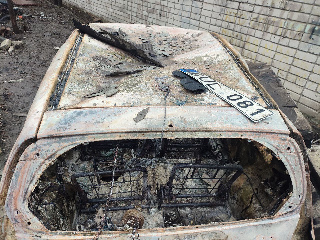 поврежденный взрывом автомобиль