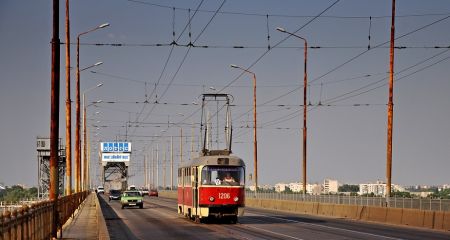 На з’їзді з Амурського мосту у Дніпрі обірвалася контактна мережа для трамваїв