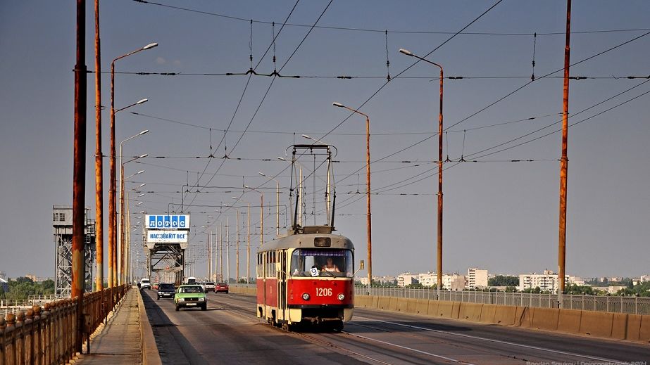 На съезде с Амурского моста в Днепре оборвалась контактная сеть для трамваев