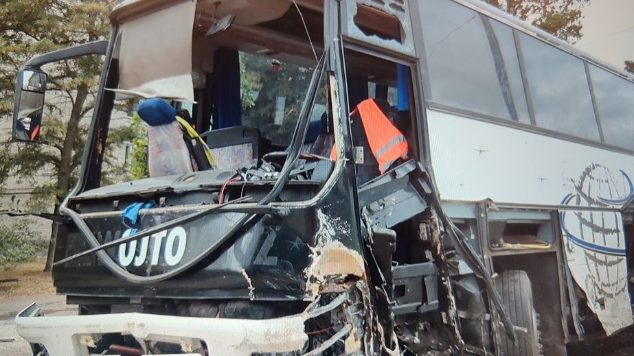 У Павлограді сталася смертельна ДТП: легковик протаранив автобус (ВІДЕО)