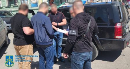 На Дніпропетровщині затримано правоохоронця, який хотів обкласти "даниною" місцевого бізнесмена