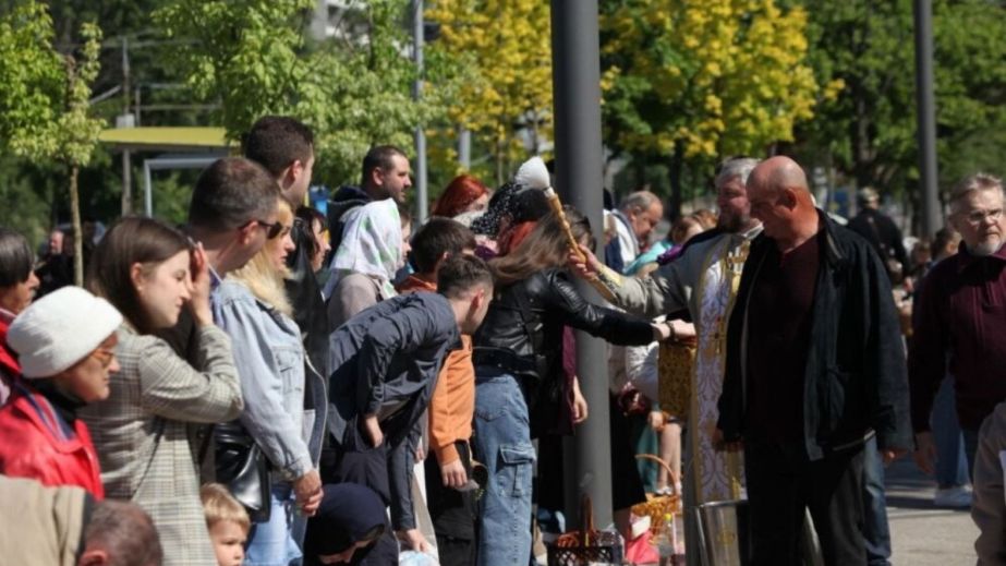 Как в Днепре 5 мая жители города освящали пасхи и Пасхальные корзины