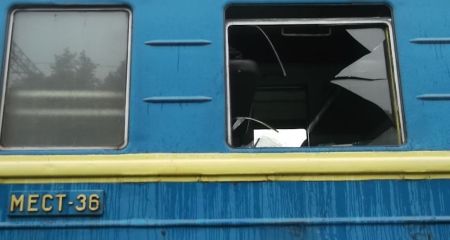 В Кривой Рог снова прибыл поезд с разбитыми вандалами окнами (ФОТО)