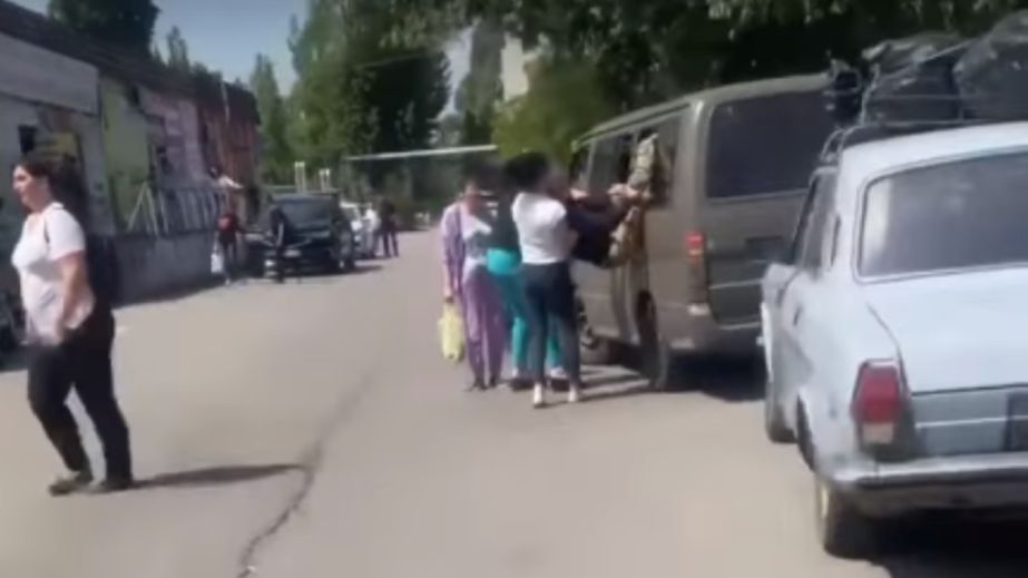 В Днепре женщины помогли мужчине сбежать из автобуса представителей ТЦК (ВИДЕО)