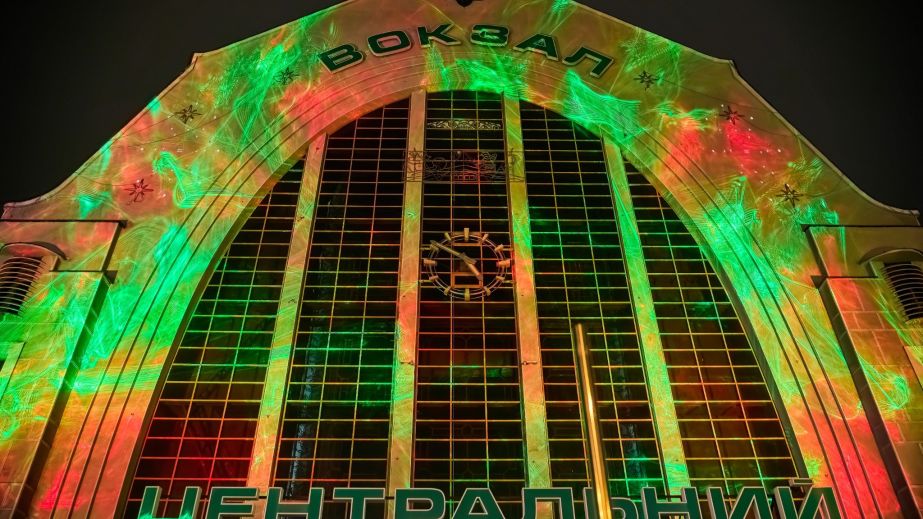 Світловий дизайнер з Дніпра підсвітив столичний вокзал (ФОТО, ВІДЕО)