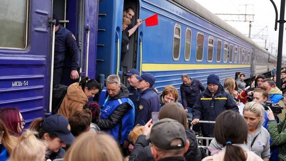 Правительство согласовало обязательную эвакуацию детей из части общин Днепропетровщины и Запорожья