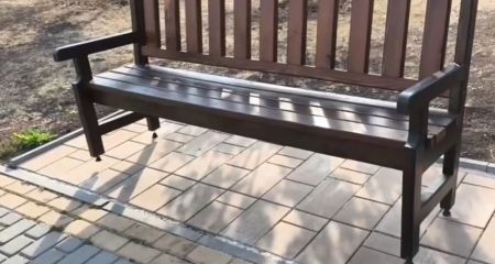У місті на Дніпропетровщині дівчина-підліток перкинула лавку на Площі Героїв: виник скандал (ВІДЕО)