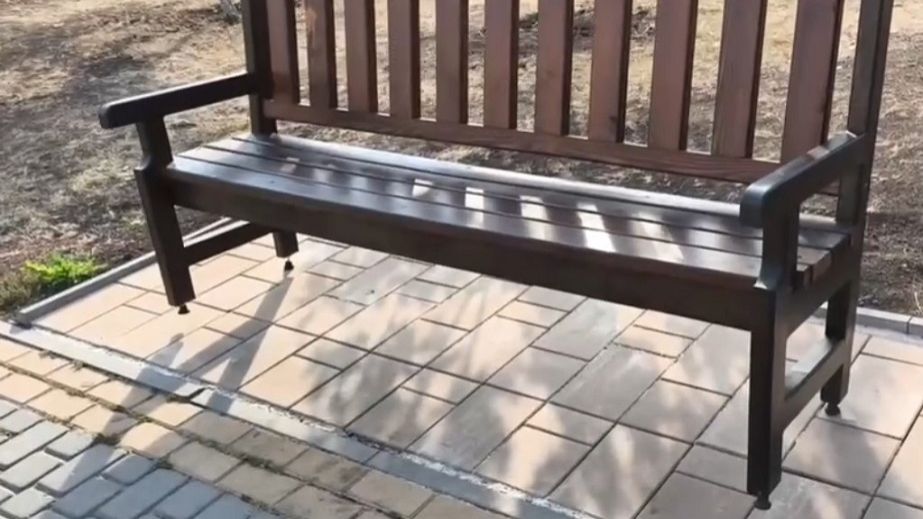 У місті на Дніпропетровщині дівчина-підліток перкинула лавку на Площі Героїв: виник скандал (ВІДЕО)