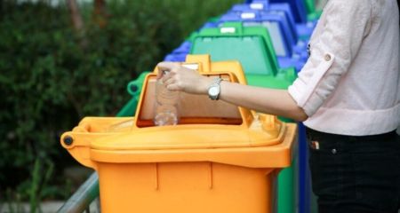 У Жовтих Водах мешканців вчать влучати пакетами зі сміттям у баки спеціальними роликами (ВІДЕО)