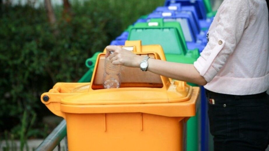 У Жовтих Водах мешканців вчать влучати пакетами зі сміттям у баки спеціальними роликами (ВІДЕО)