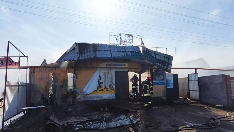 У Царичанці ліквідували масштабну пожежу: вогонь охопив будинок, магазини і авто (ФОТО)
