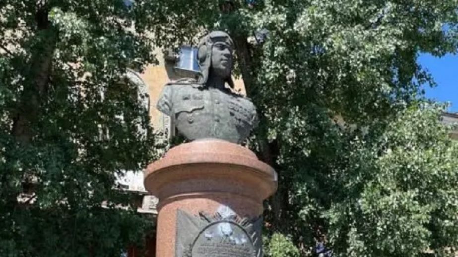 В Днепре неизвестные обрисовали памятник советскому летчику Анатолию Брандису