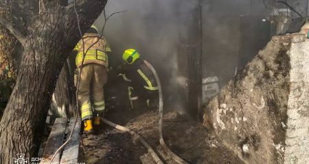 У Дніпрі горів приватний будинок і автомобіль у дворі