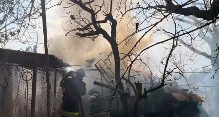 У Нікопольському районі внаслідок обстрілу горіла господарча споруда