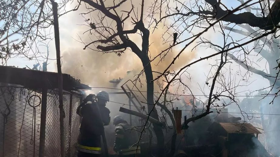 В Никопольском районе в результате обстрела горела хозяйственная постройка