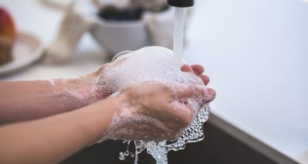 У Дніпрі з крану потекла блакитна мильна вода (ВІДЕО)