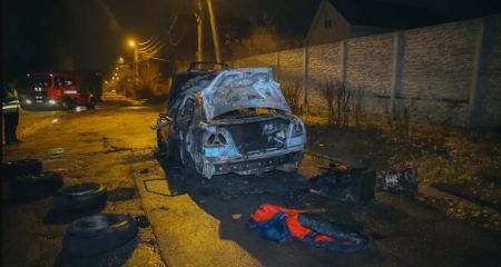 У Дніпрі на Болгарській вщент згоріла автівка: подробиці надзвичайної події (ФОТО)
