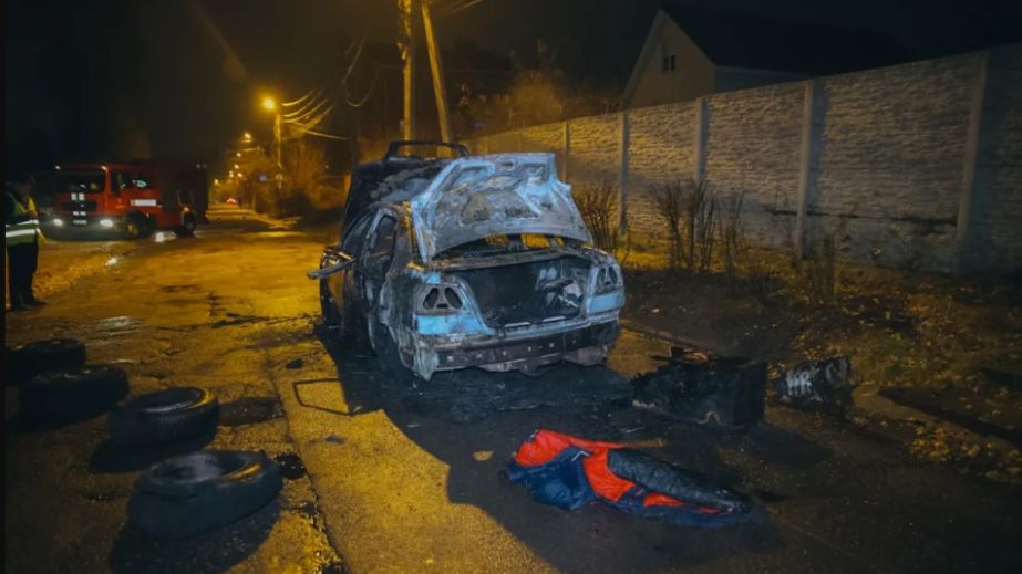 У Дніпрі на Болгарській вщент згоріла автівка: подробиці надзвичайної події (ФОТО)