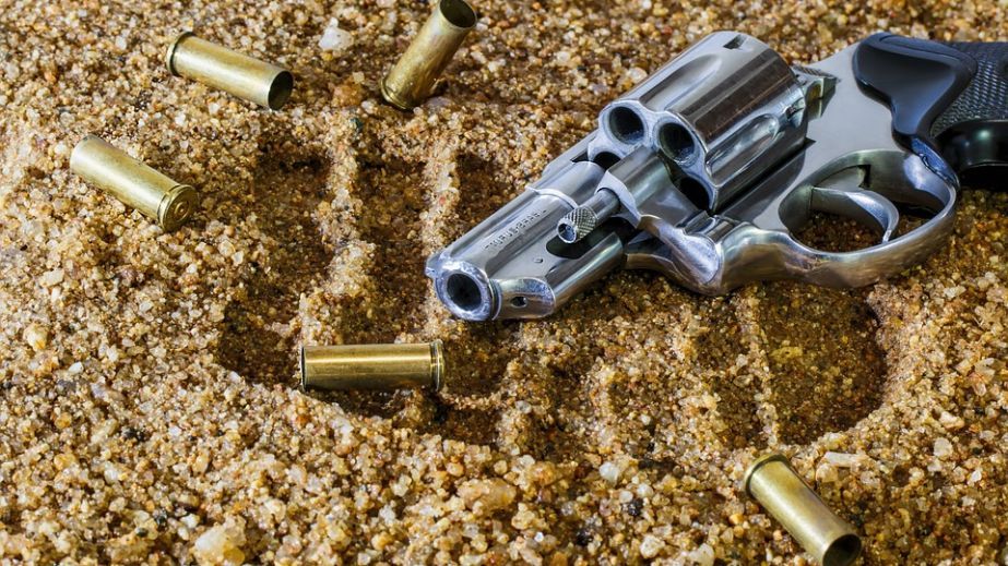 У Дніпрі на Мирному чоловік відкрив стрілянину з шумового пістолета, що відомо