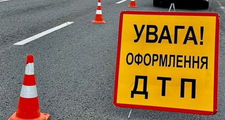 ДТП у Дніпрі: одна з автівок вилетіла на трамвайну колію (ВІДЕО)