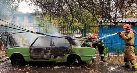 У Кривому Розі вщент вигорів припаркований легковик (ФОТО)