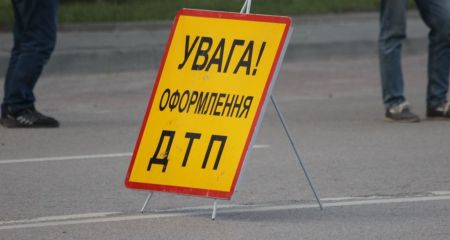 У Придніпровську на мосту через негоду вантажівка завалилася на бік (ВІДЕО)