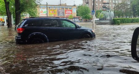 Центр Каменського після зливи "пішов під воду" (ФОТО)