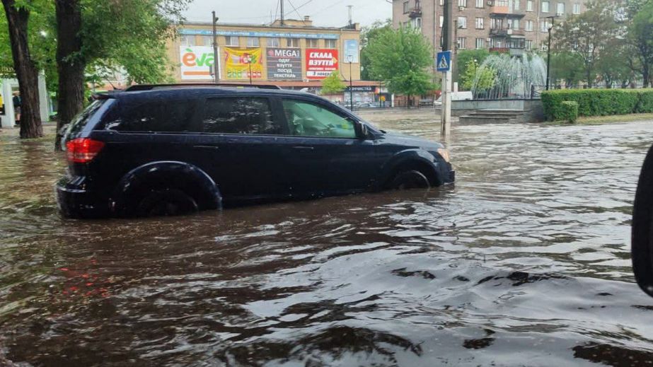 Центр Каменского после ливня "ушел под воду" (ФОТО)