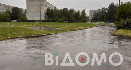 В Павлограде дождь превратил улицы в озера и реки (ФОТО, ВИДЕО)