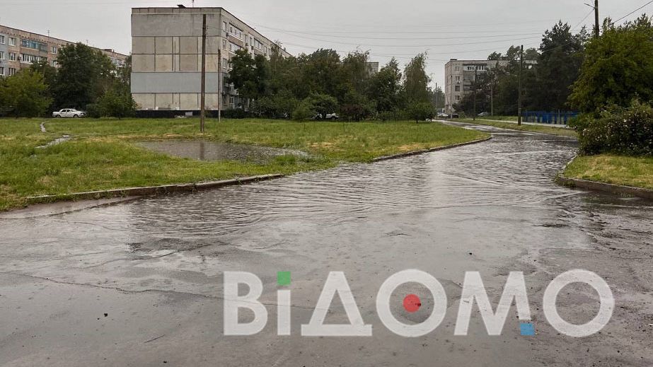 В Павлограде дождь превратил улицы в озера и реки (ФОТО, ВИДЕО)