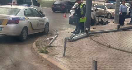 У Дніпрі на Набережній Перемоги легковик влетів у відбійник та розтрощив кілька авто (ФОТО)