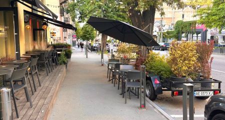 В центре Днепра паркоместо превратили в мини-сад на колесах (ФОТО)