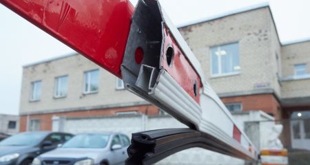 Что то пошло не так: в Днепре мужчина неудачно "припарковал" затылок под шлагбаумом (ВИДЕО)