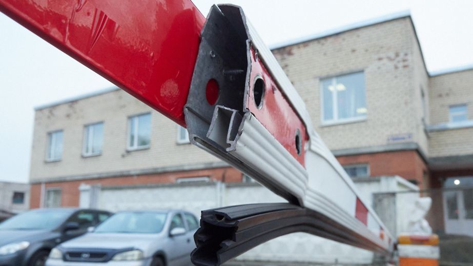 Что то пошло не так: в Днепре мужчина неудачно "припарковал" затылок под шлагбаумом (ВИДЕО)