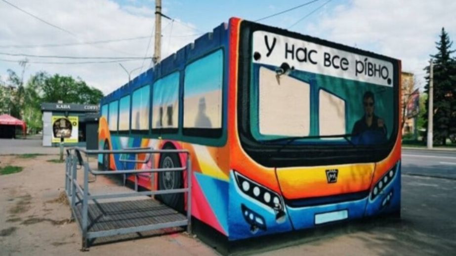 У Кривому Розі відоме "сховище-автобус" перетворилося на нічліжку (ВІДЕО)