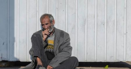 З пляшкою та особливим поглядом на життя: в одному з районів Дніпра помітили "гуру релаксу" (ВІДЕО)