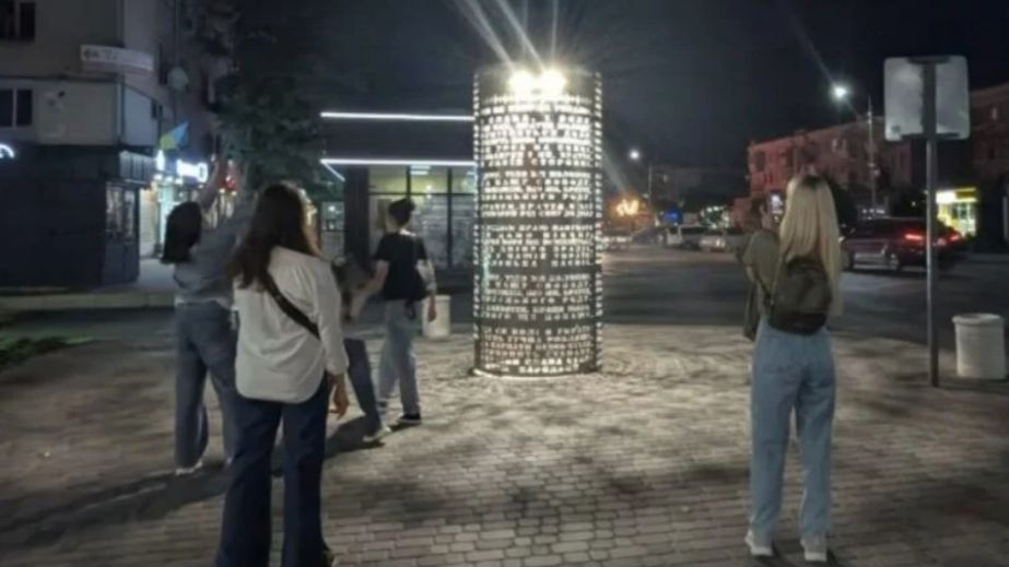 Не прошла испытание дождем: в Самаре патриотическая инсталляция покрылась ржавчиной после первого ливня (ФОТО)