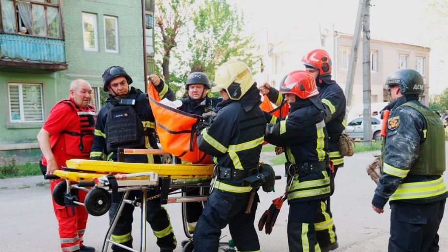 Постраждалі діти та понівечені будинки: наслідки та кадри з місця чергової атаки Росії на Дніпро (ФОТО)