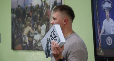 Голос крізь бетон і колючий дріт: на Дніпропетровщині презентували книгу колишнього військовополоненого Олексія Анулі "Jingle BellZ"