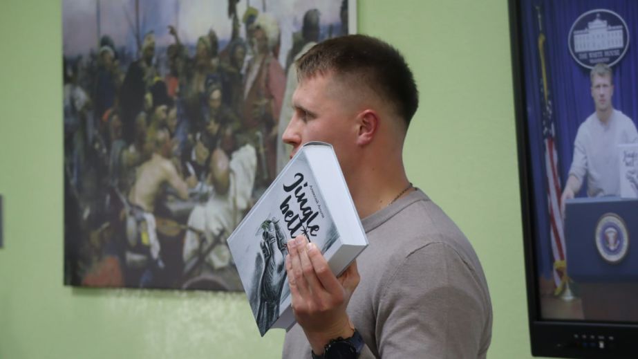 Голос крізь бетон і колючий дріт: на Дніпропетровщині презентували книгу колишнього військовополоненого Олексія Анулі "Jingle BellZ"