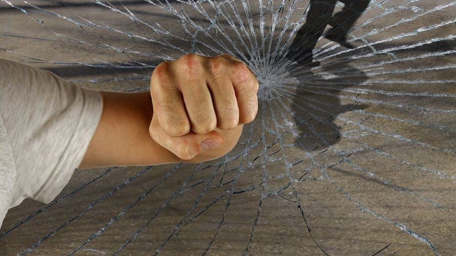 Вчиняли насильство над матір’ю та дружиною: у Дніпрі повідомили про підозру двом чоловікам