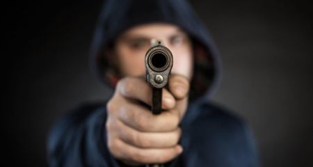 На остановке общественного транспорта в Кривом Роге задержан мужчина с оружием