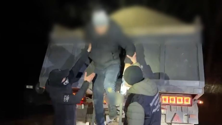 Житель Днепропетровщины спрятался в КАМАЗе с песком и хотел "отгрузиться" в Венгрии (ФОТО, ВИДЕО)