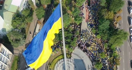У Дніпрі біля історичного музею замінили один з найбільших прапорів України