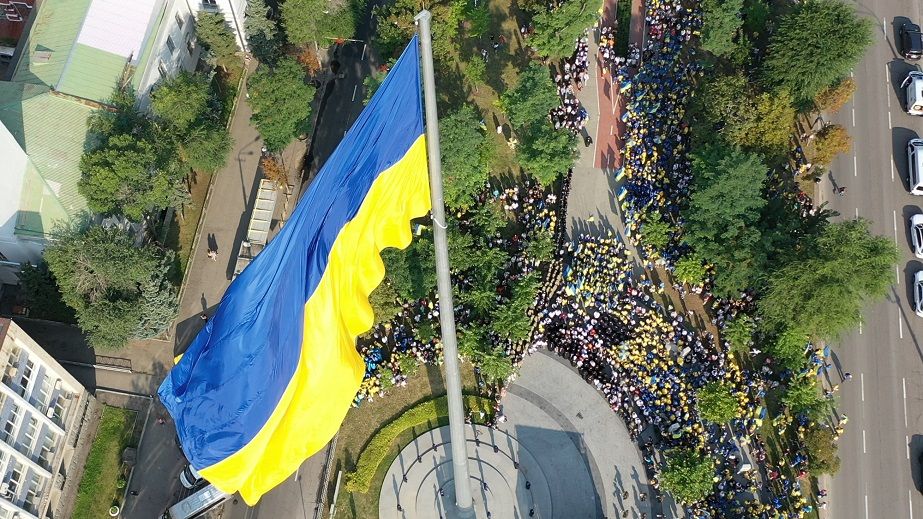 В Днепре возле исторического музея заменили один из самых больших флагов Украины