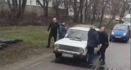 В Каменском личный охранник эксмера жестоко избил пенсионера (ФОТО, ВИДЕО)