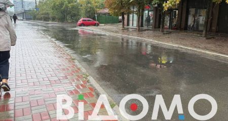 Подвійний полив: У Дніпрі поливали газони навіть під дощем (ФОТО)